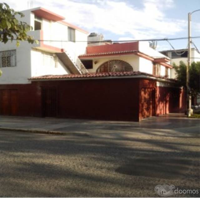 Casa en venta frente a parque