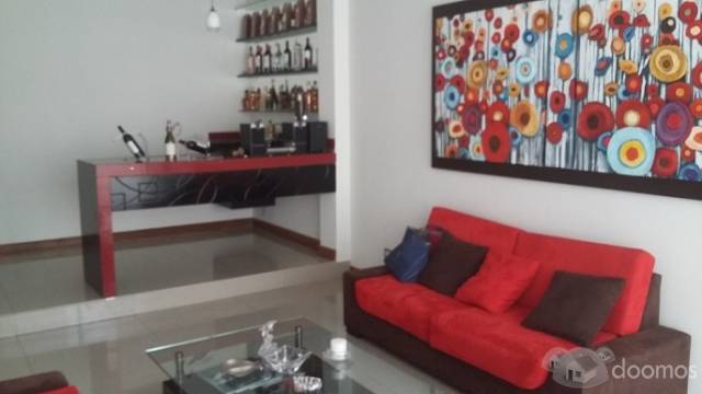 VENDO BELLA CASA SURCO (VALLE HERMOSO) CON PISCINA Y CARPOT PARA 03 AUTOMOVILES CON JARDIN INTERIOR