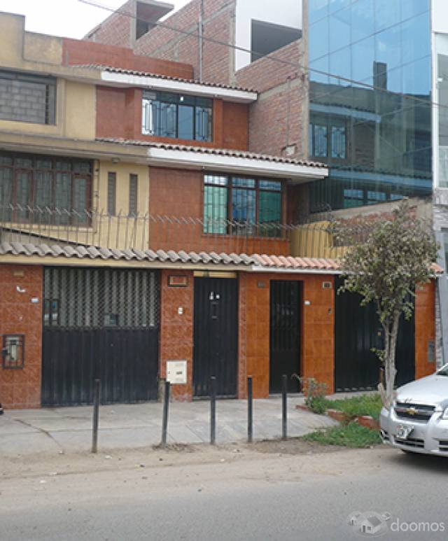 CASA 4 PISOS AV. METROPOLITANA - COMAS