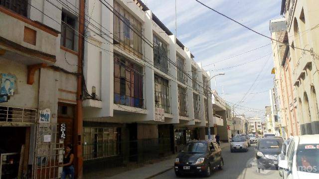 EDIFICIO EN EL CENTRO DE LA CIUDAD