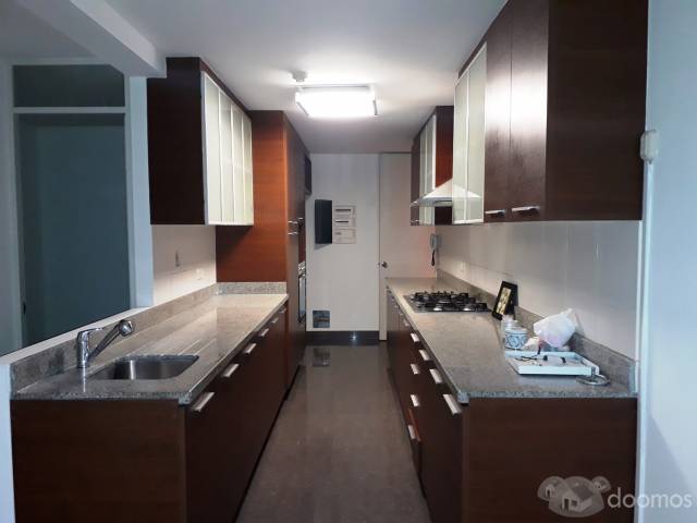 Alquilo lindo departamento 150m2 en San Isidro cerca a Vivanda y Wong Tres dormitorios, Sala de star, Una Cochera, Un depósito