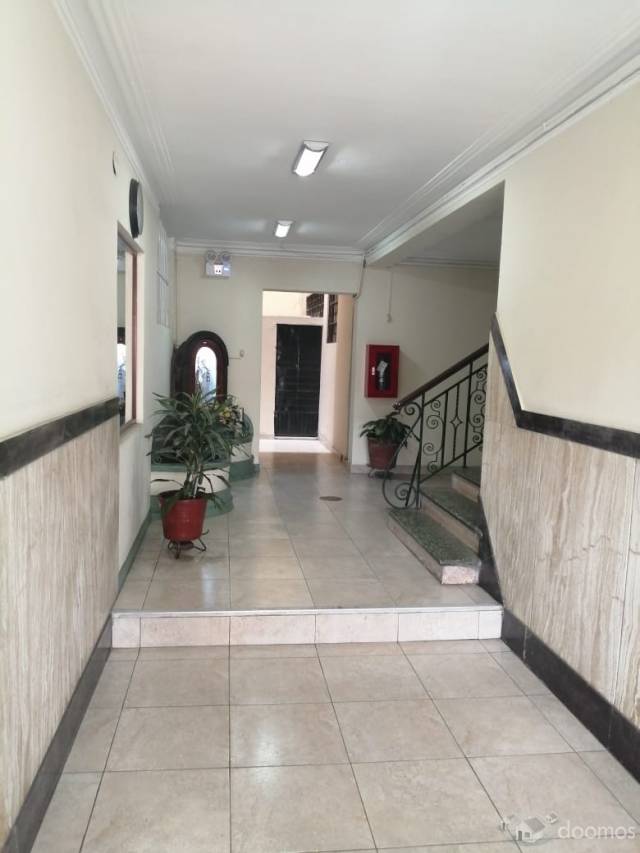 DEPARTAMENTO EN AVENIDA COMERCIAL PARA REMODELACION