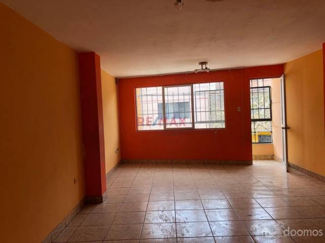 Vendo Casa 200 m2 de 2 plantas, con 3 departamentos independientes en el corazon de la Av. Perú, por reformar. ¡Excelente Ocasión para Invertir!