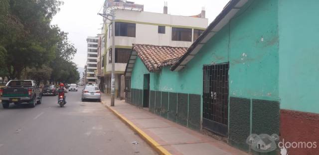 CASA EN VENTA EN URB. TIIO, EN AV. 28 DE JULIO