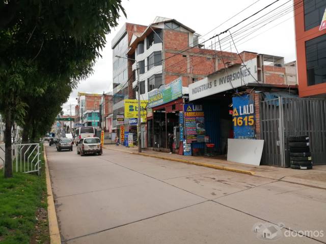 VENDO CASA CON LOCALES COMERCIALES EN LA AV HUAYRUROPATA