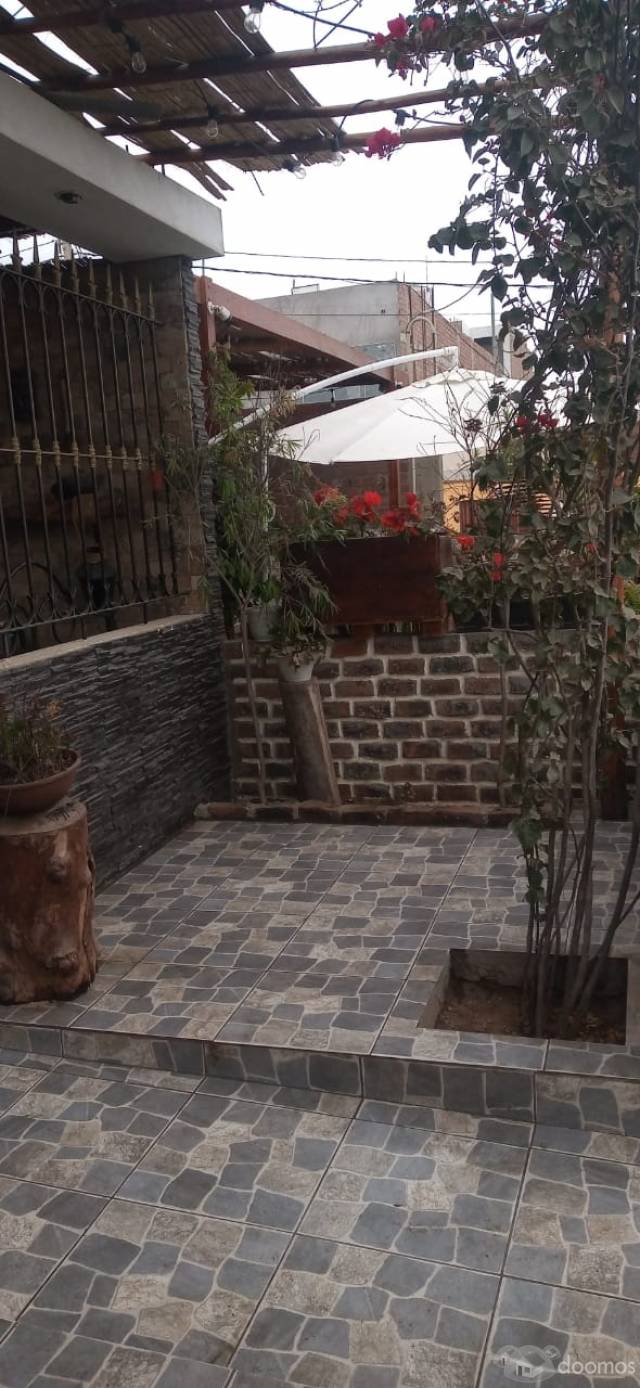 VENTA DE CASA FRENTE A JARDÍN